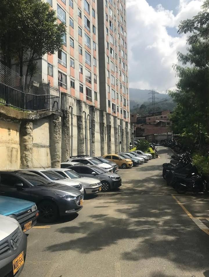 Apartamento vistas lindas cerca centro Medellín Exterior foto